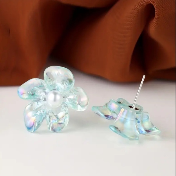 - 🌸Iridescent Blue Hibiscus Acrylic Pearl Post Back Earrings - Picture 11 of 12